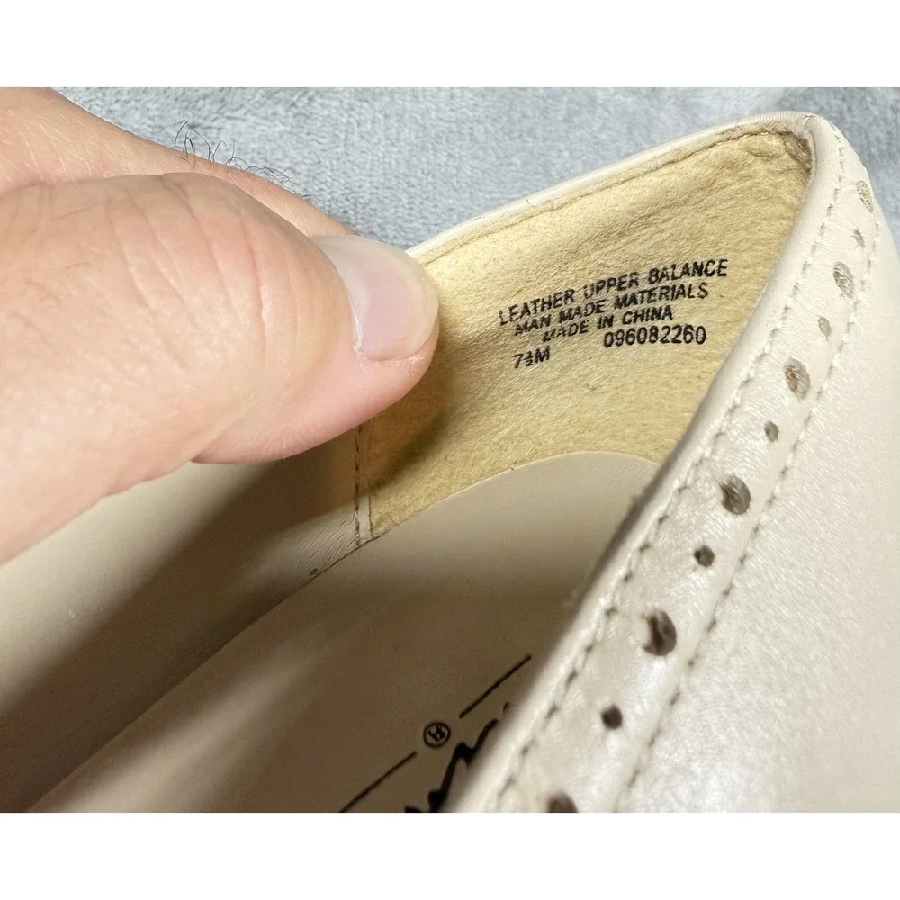Mossimo Shoes Womens Size 7.5 Beige Leather Eyelet‎ Trim Round Toe Pumps Dress